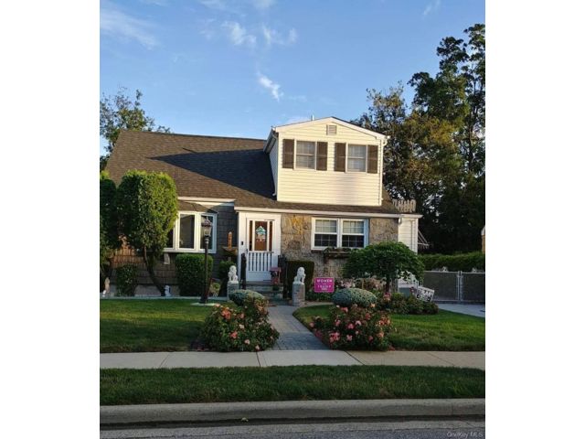  3 BR,  2.00 BTH &nbsp;Cape cod style home in Bellmore