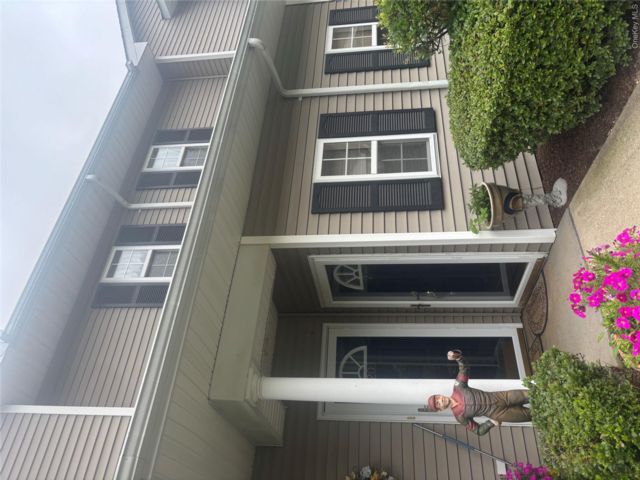  2 BR,  2.00 BTH &nbsp;Garden style home in East Quogue