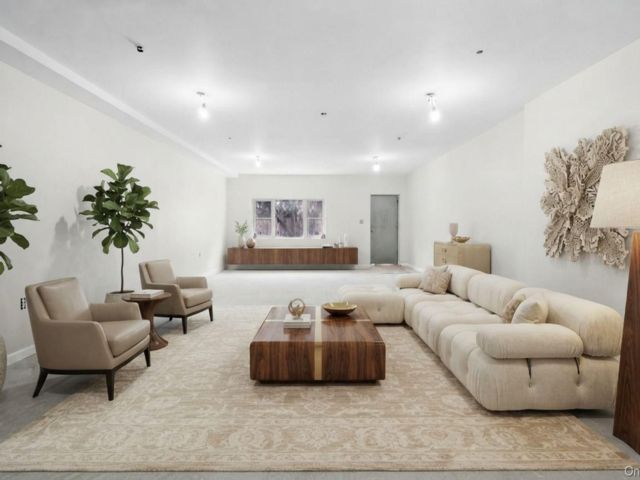  9 BR,  5.00 BTH &nbsp;Other style home in West Farms