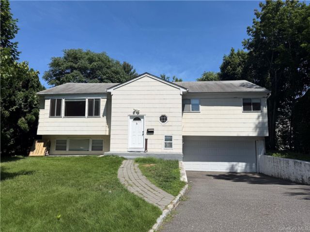  4 BR,  3.00 BTH &nbsp;Hi ranch style home in Great Neck