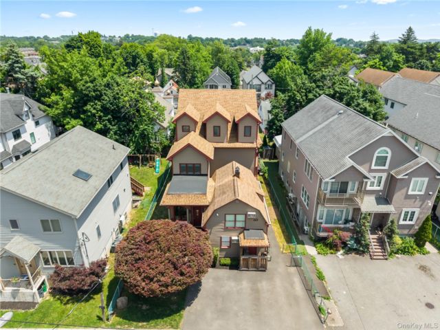 10 BR,  6.00 BTH &nbsp;Colonial style home in Spring Valley