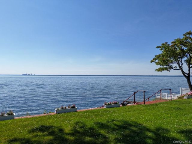  4 BR,  4.00 BTH &nbsp;Exp ranch style home in Glen Cove