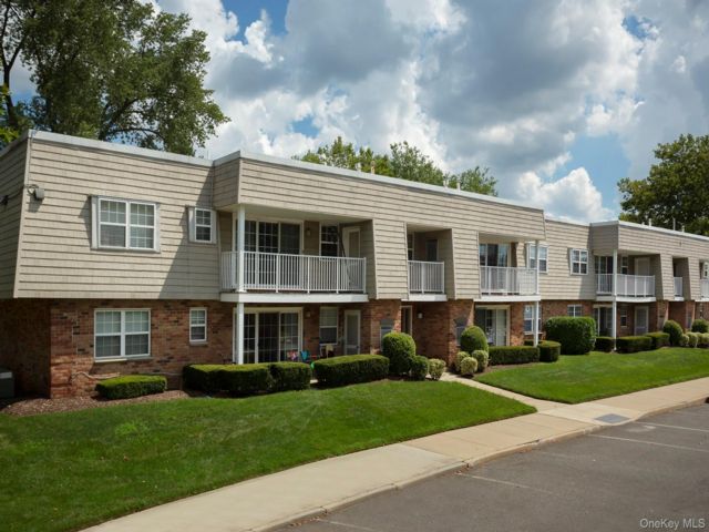  3 BR,  2.00 BTH &nbsp;Other style home in Westbury