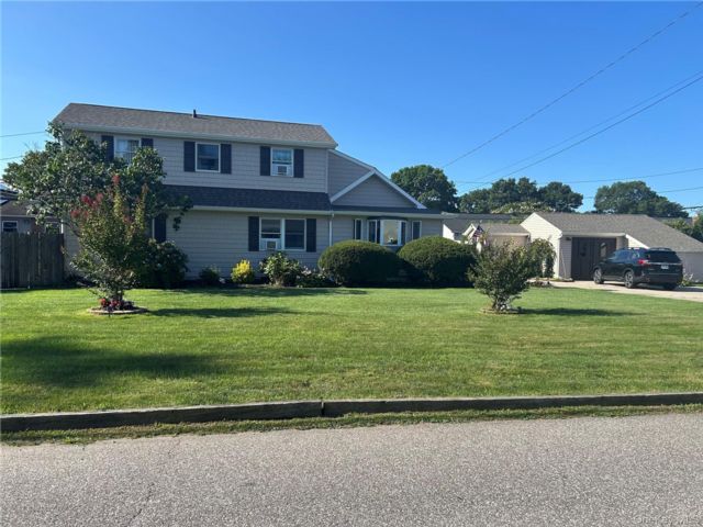  4 BR,  2.00 BTH &nbsp;Exp ranch style home in Holbrook
