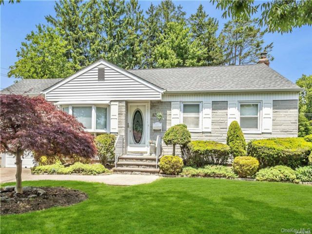  3 BR,  2.00 BTH &nbsp;Ranch style home in Plainview