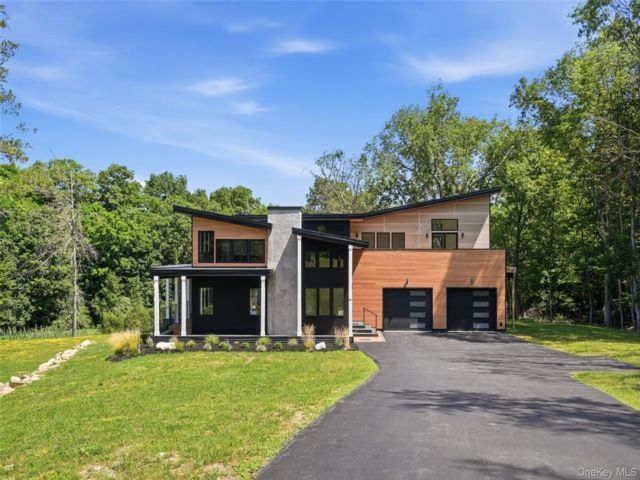  3 BR,  3.00 BTH &nbsp;Contemporary style home in Campbell Hall