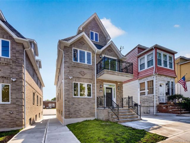  6 BR,  4.00 BTH &nbsp;House style home in College Point