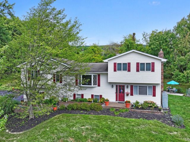  5 BR,  4.00 BTH &nbsp;Split level style home in Highland Mills