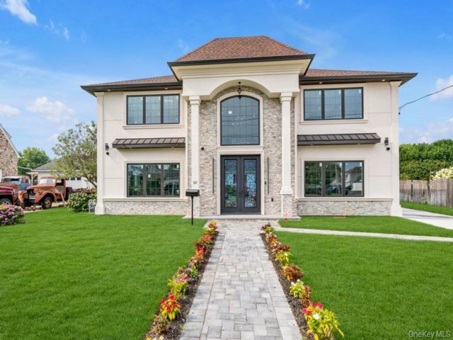  5 BR,  5.00 BTH &nbsp;Colonial style home in Hicksville