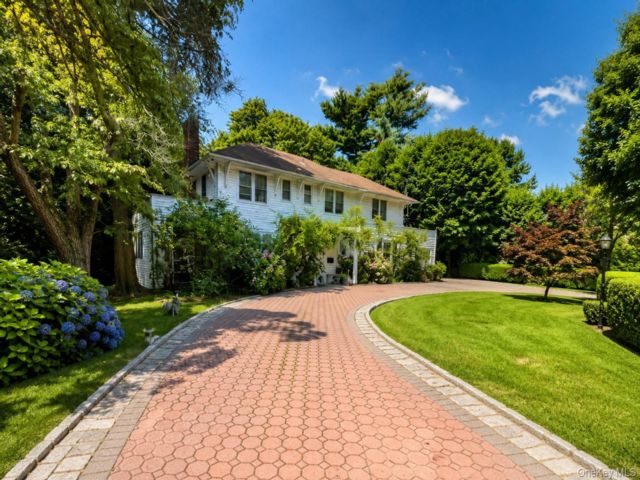  4 BR,  3.00 BTH &nbsp;Colonial style home in Great Neck