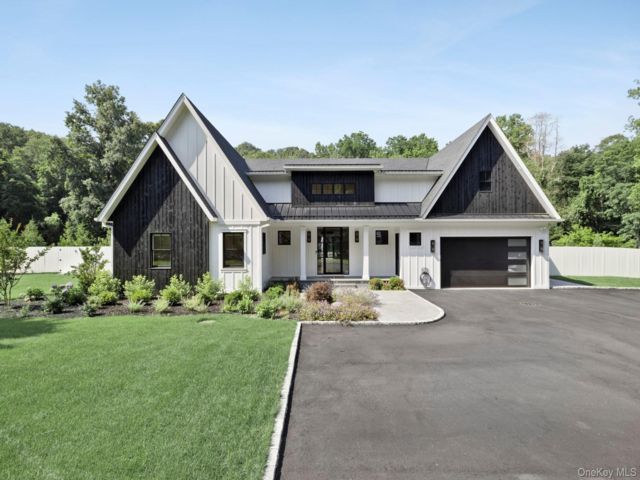  3 BR,  4.00 BTH &nbsp;Farmhouse style home in Centerport
