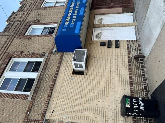 Studio,  0.00 BTH &nbsp;Commercial style home in Saint Albans