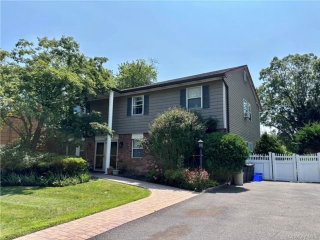  3 BR,  2.00 BTH &nbsp;Colonial style home in Glen Cove