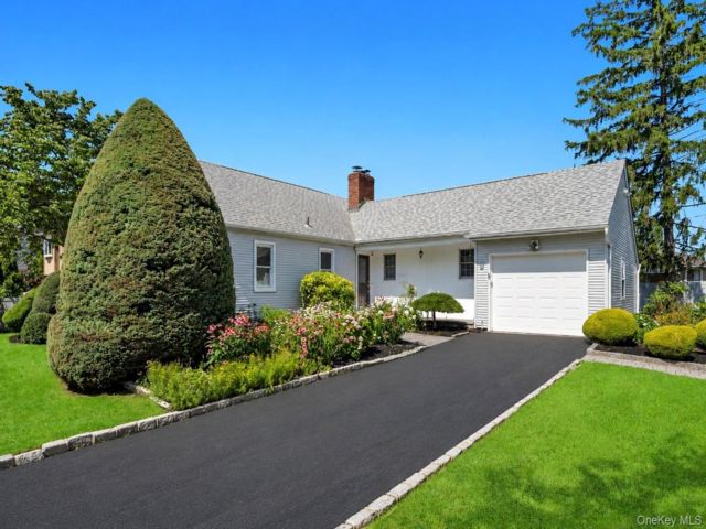  3 BR,  2.00 BTH &nbsp;Ranch style home in Farmingdale