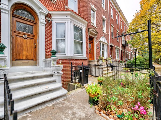  4 BR,  3.00 BTH &nbsp;House style home in Lefferts Garden