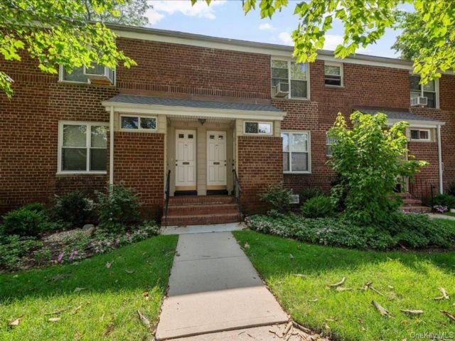  1 BR,  1.00 BTH &nbsp;Garden style home in Roslyn Heights