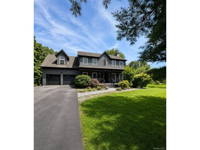  3 BR,  3.00 BTH &nbsp;Colonial style home in Middletown