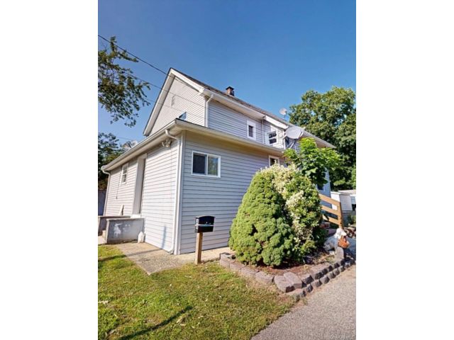  4 BR,  3.00 BTH &nbsp;Colonial style home in Central Islip