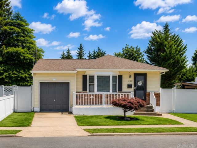  3 BR,  1.00 BTH &nbsp;Ranch style home in Lindenhurst