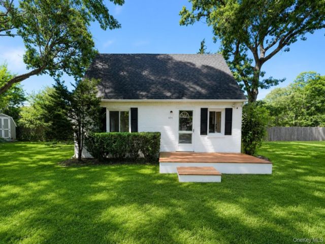  2 BR,  1.00 BTH &nbsp;Cape cod style home in Farmingville