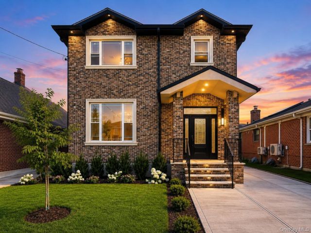  4 BR,  4.00 BTH &nbsp;Colonial style home in Fresh Meadows