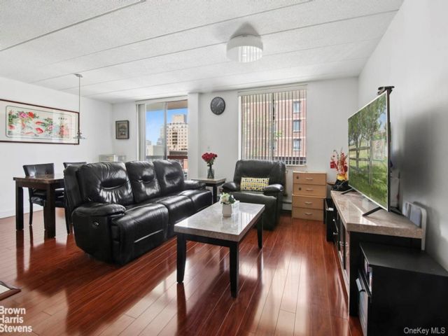  2 BR,  2.00 BTH &nbsp;Mid rise style home in Flushing