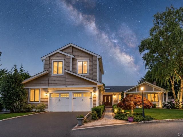  6 BR,  5.00 BTH &nbsp;Exp ranch style home in Muttontown