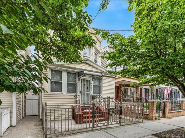  3 BR,  2.00 BTH &nbsp;A-frame style home in Woodhaven