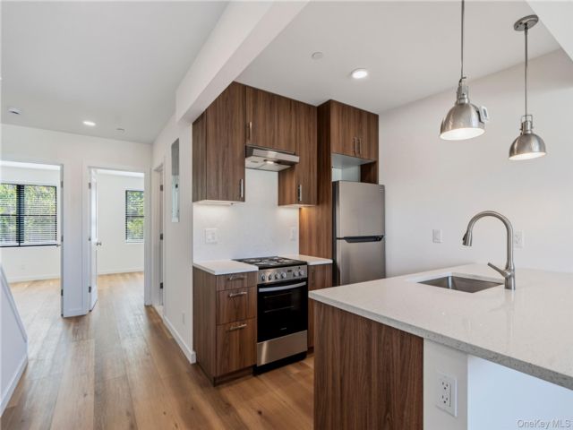  4 BR,  2.00 BTH &nbsp;House style home in Ridgewood