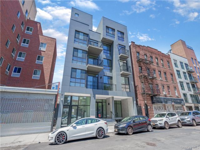  3 BR,  2.00 BTH &nbsp;Mid rise style home in Woodside