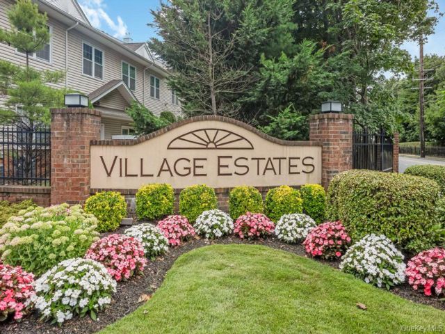  2 BR,  2.00 BTH &nbsp;Condo style home in Amityville
