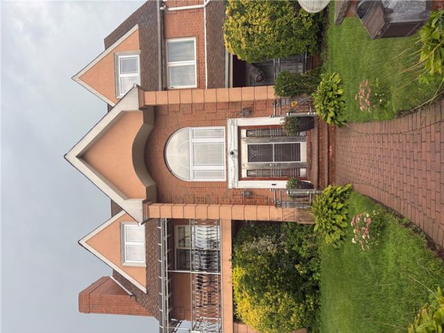  4 BR,  4.00 BTH &nbsp;Contemporary style home in Valley Stream