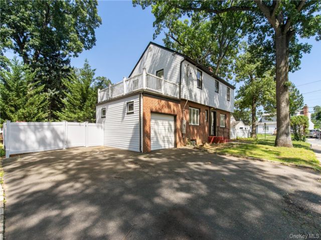  5 BR,  2.00 BTH &nbsp;Colonial style home in Valley Stream