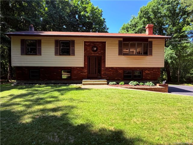  3 BR,  3.00 BTH &nbsp;Raised ranch style home in Pleasant Valley