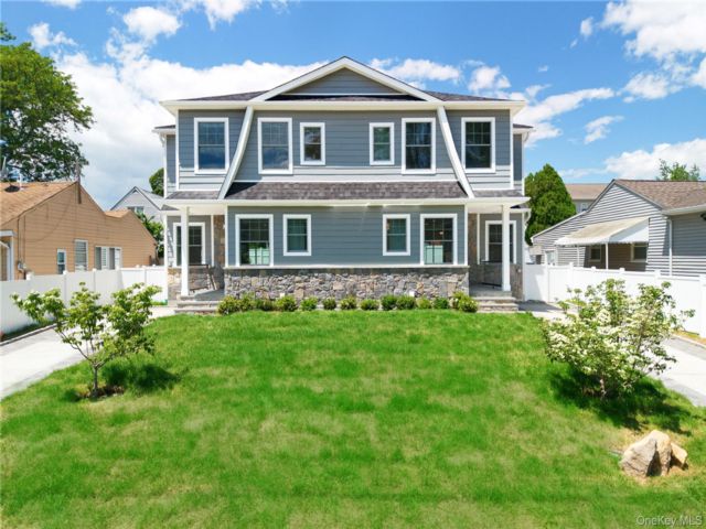  4 BR,  5.00 BTH &nbsp;Colonial style home in Port Washington