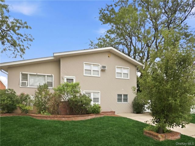  4 BR,  3.00 BTH &nbsp;Split level style home in Island Park
