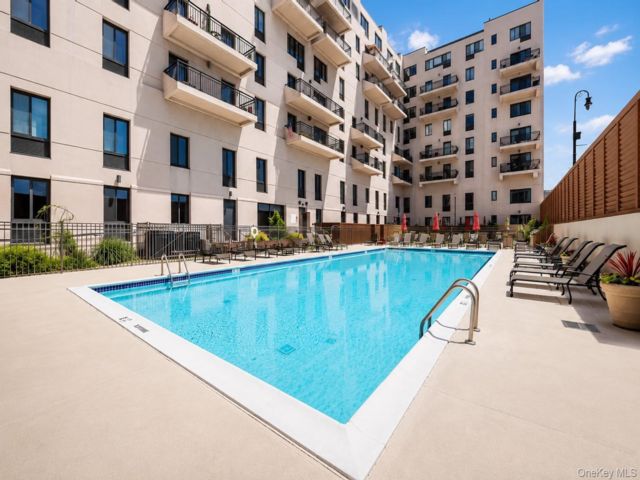  2 BR,  2.00 BTH &nbsp;Mid rise style home in Long Beach