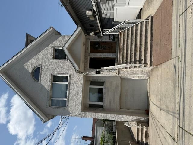  2 BR,  2.00 BTH &nbsp;Colonial style home in Fresh Meadows