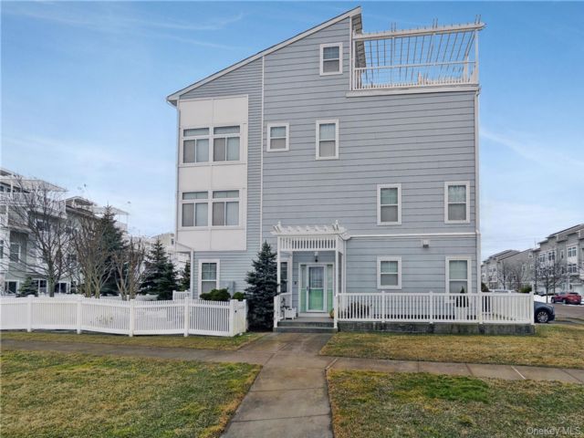  5 BR,  4.00 BTH &nbsp;House style home in Arverne