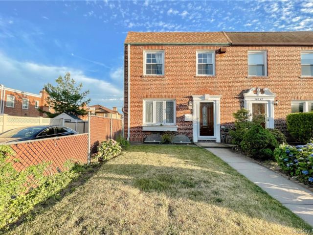  3 BR,  2.00 BTH &nbsp;Colonial style home in Whitestone