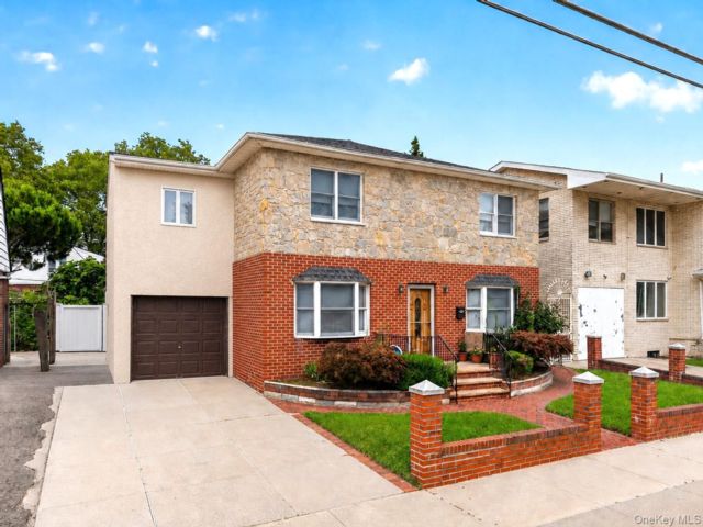  7 BR,  4.00 BTH &nbsp;Colonial style home in Flushing