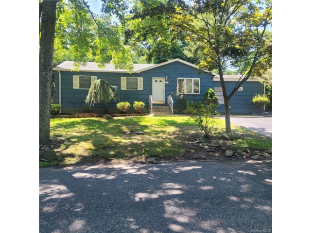  3 BR,  2.00 BTH &nbsp;Exp ranch style home in Rocky Point