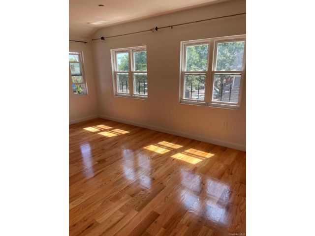  3 BR,  2.00 BTH &nbsp;Full floor apar style home in Jamaica