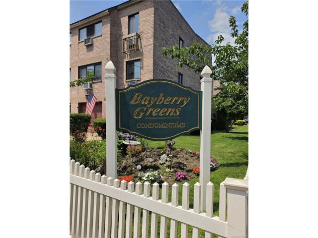  3 BR,  2.00 BTH &nbsp;Condo style home in Howard Beach