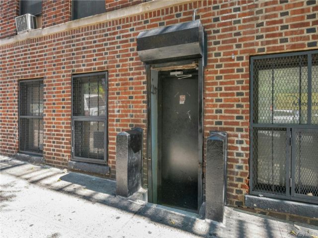 Studio,  0.00 BTH &nbsp;Commercial style home in Jerome Avenue