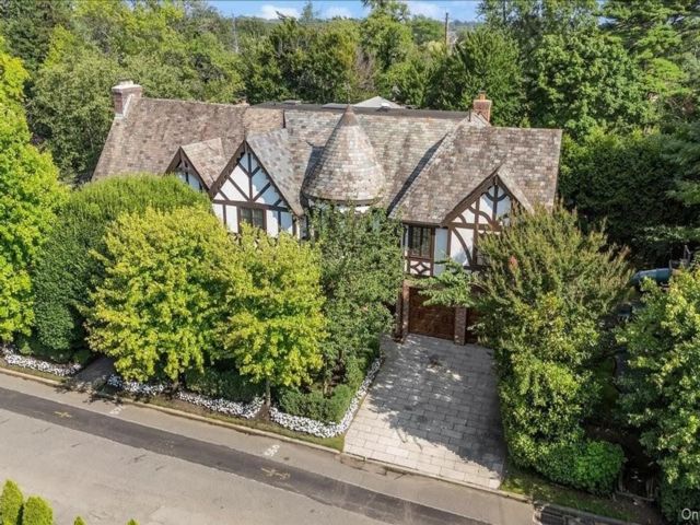  8 BR, 10.00 BTH &nbsp;Tudor style home in Lawrence