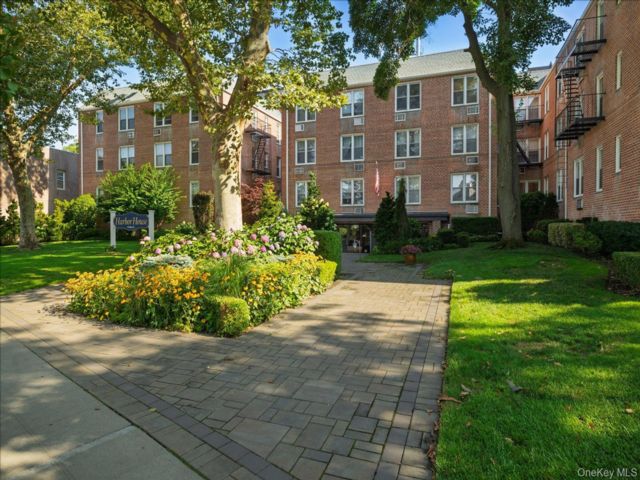 Studio,  1.00 BTH &nbsp;Garden style home in East Rockaway