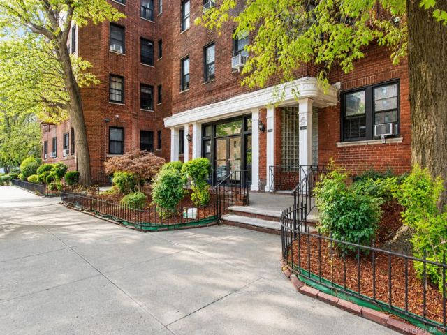  2 BR,  1.00 BTH &nbsp;Mid rise style home in Forest Hills
