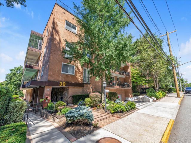  2 BR,  2.00 BTH &nbsp;Mid rise style home in Great Neck