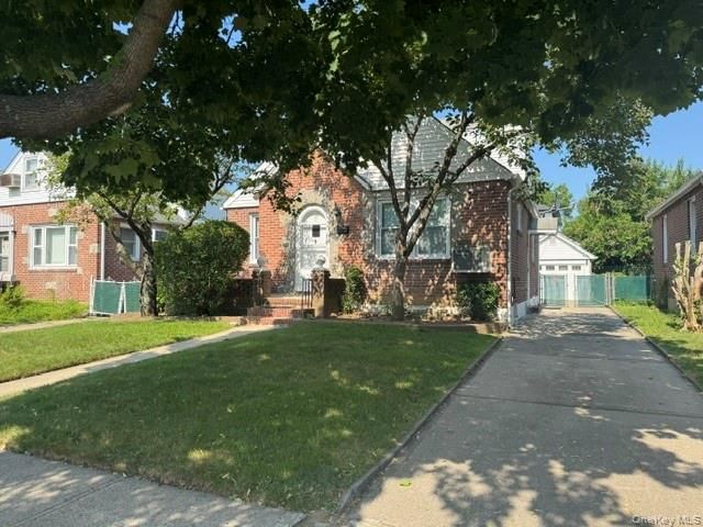  4 BR,  2.00 BTH &nbsp;Cape cod style home in Floral Park